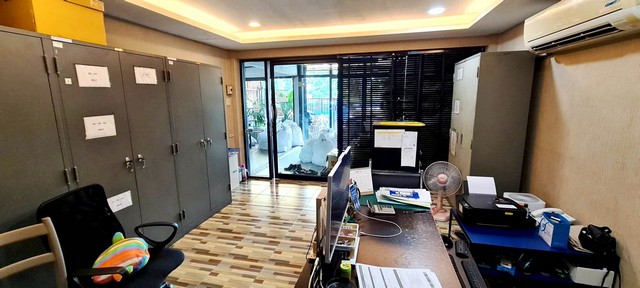 อาคารพาณิชย์ฯ - 14590000 - 7ห้องนอน ขนาด 0 RAI 0 NGAN 34 ตาราง.วา   ราคาดี ตำแหน่งตัวอาคารติดถนนใหญ่ ทำเลดีมาก เหมาะทำธุรกิจ เปิดร้านค้า สามารถจอดรถหน้าตึกได้ และด้านหลังตึกได้อีกหลายคัน ด้านหน้าตึกสามารถขับรถเข้าจอดในตัวบ้านได้เลย มีเพียงหลังเดียวในตึกแถ