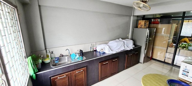 อาคารพาณิชย์ฯ - 14590000 - 7ห้องนอน ขนาด 0 RAI 0 NGAN 34 ตาราง.วา   ราคาดี ตำแหน่งตัวอาคารติดถนนใหญ่ ทำเลดีมาก เหมาะทำธุรกิจ เปิดร้านค้า สามารถจอดรถหน้าตึกได้ และด้านหลังตึกได้อีกหลายคัน ด้านหน้าตึกสามารถขับรถเข้าจอดในตัวบ้านได้เลย มีเพียงหลังเดียวในตึกแถ