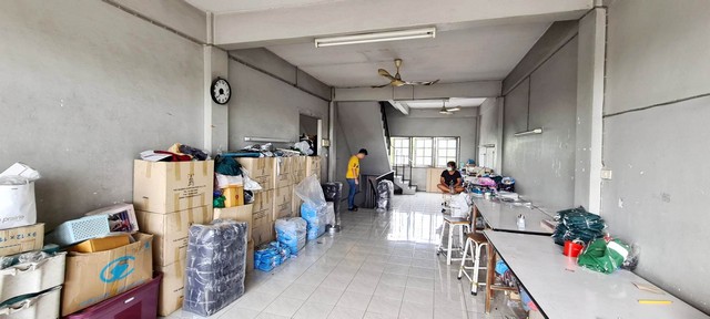 อาคารพาณิชย์ฯ - 14590000 - 7ห้องนอน ขนาด 0 RAI 0 NGAN 34 ตาราง.วา   ราคาดี ตำแหน่งตัวอาคารติดถนนใหญ่ ทำเลดีมาก เหมาะทำธุรกิจ เปิดร้านค้า สามารถจอดรถหน้าตึกได้ และด้านหลังตึกได้อีกหลายคัน ด้านหน้าตึกสามารถขับรถเข้าจอดในตัวบ้านได้เลย มีเพียงหลังเดียวในตึกแถ