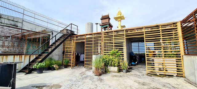 อาคารพาณิชย์ฯ - 14590000 - 7ห้องนอน ขนาด 0 RAI 0 NGAN 34 ตาราง.วา   ราคาดี ตำแหน่งตัวอาคารติดถนนใหญ่ ทำเลดีมาก เหมาะทำธุรกิจ เปิดร้านค้า สามารถจอดรถหน้าตึกได้ และด้านหลังตึกได้อีกหลายคัน ด้านหน้าตึกสามารถขับรถเข้าจอดในตัวบ้านได้เลย มีเพียงหลังเดียวในตึกแถ