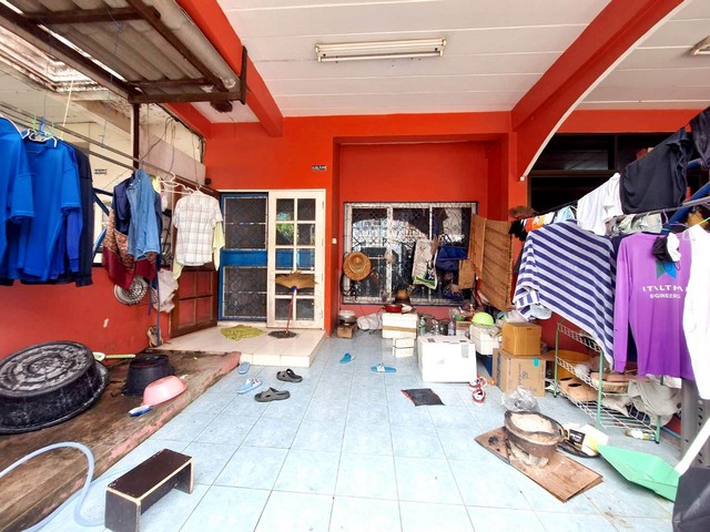 ทาวน์โฮม รุ่งกิจวิลล่า 5 17 SQ.WA 0 ngan 0 ไร่ 3ห้องนอน2ห้องน้ำ 1500000 B. ไม่ไกลจาก บิ๊กซีร่มเกล้า การเดินทางสะดวกใกล้มอเตอร์เวย์ (กรุงเทพ-ชลบุรีสายใหม่) ใกล้สถานีแอร์พอร์ตลิ้ง ใกล้สนามบินสุวรรณภูมิ ดีที่สุดในย่าน