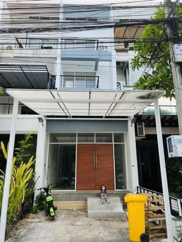 ให้เช่าทาวน์โฮม4ชั้นย่านทาวน์อินทาวน์ลาดพร้าว ศรีวรา ประดิษฐ์มนูธรรม หมู่บ้านทาวน์อินทาวน์ 