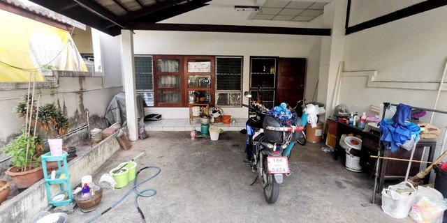 townhome อุบลชาติ ใหญ่ขนาด 30 ตรว. 4 BR 2900000 BAHT. ราคาสุดคุ้ม บรรยากาศในโครงการดี ในโครงการมี รปภ. 24 ชั่วโมง มีสนามเด็กเล่น การเดินทางสะดวกสบาย ใกล้รถไฟฟ้าสถานีบางรักน้อย-ท่าอิฐ ใกล้เซ็นทรัลรัตนาธิเบศร์ ศาลากลางจังหวัดนนทบุรี
