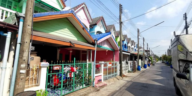 Townhouse ม.สมัครเพลส ซ.พยอม 20 ถ.เลียบคลองระพีพัฒน์  1100000 - ใกล้ ใกล้โรงเรียนสาธิตมหาวิทยาลัราชภัฏวไลยอลงกรณ์ โรงเรียนวัดคุณหญิงส้มจีน ตลาดนวมิตร บิ๊กซีนวนคร เทสโก้โลตัสนวนคร โรงพยาบาลการุญเวช นิคมอุตสาหกรรมนวนคร การเดินทางสะดวก เชื่อมต่อหลายเส้นทาง ใ