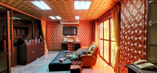 ตึก - ใหญ่ 152 ตาราง.วา 10ห้องนอน 21000000 THB ทำเลน่าอยู่ กรุงเทพ