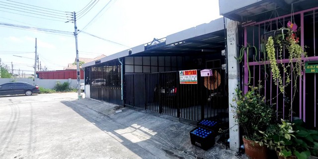 ทาวน์เฮ้าส์ อนานคร 2 ไม่ไกลจาก ใกล้โรงเรียนเซ็นต์แมรี่ โรงเรียนเอกอโยธยา ตลาดจอมพล ป. ตลาดสีขวา กรมที่ดินวังน้อย เทศบาลบ้านสร้าง การเดินทางสะดวก อยู่ติดถนนโรจนะ (ทาวน์เฮ้าส์มือสอง) 1400000 thb 2 ห้องนอน 0 RAI 0 Ngan 25 ตร.ว. ราคาดีเยี่ยม หมู่บ้านเงียบสงบ 