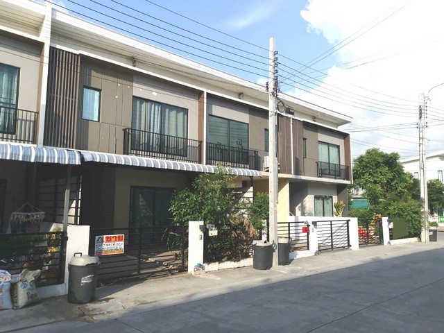 TOWNHOUSE เดอะ คอนเนค 1 กิ่งแก้ว-สุวรรณภูมิ (กิ่งแก้ว 43) ขนาดเท่ากับ 0 RAI 1 งาน 83 ตาราง-วา 3 ห้องนอน 2060000 THB ทำเลทอง ในโครงการมี มีสวนสาธารณะ ระบบ CCTV ที่ Main Gate และภายในโครงการ รั้วรอบโครงการสูง 2.5 ม. Key Card Access ระยะใกล้ เจ้าหน้าที่รักษา