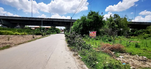 พื้นที่ดิน เลียบคลองประปาปากเกร็ด 20432000 THB  พื้นที่เท่ากับ 1 Rai 1 งาน 10 ตร.ว.   ออกแบบสวยงาม ใกล้ถนนเลียบคลองประปา ถนนศรีสมาน ใกล้จุดขึ้นทางด่วนศรีสมาน เมืองทองธานี ศูนย์ราชการ โลตัสศรีสมาน โรบินสันศรีสมาน โรงเรียนเซ็นต์ฟรัง โรงแรมรีแลกซ์อินน์ สนามก