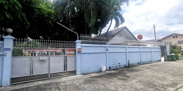 บ้าน ด่วน.. ขายถูกมาก ขนาดเท่ากับ 983 ตร.ว. 13500000 - ใกล้กับ ใกล้โรงพยาบาลสินแพทย์รามอินทรา โรงพยาบาลอินทรารัตน์ โรงพยาบาลพญาไทนวมินทร์ สนามกอล์ฟปัญญาอินทรา พร้อมให้คุณได้จับจอง ใกล้ถนนแค่ 150 เมตร ราคาถูกมาก มีสระว่ายน้ำ