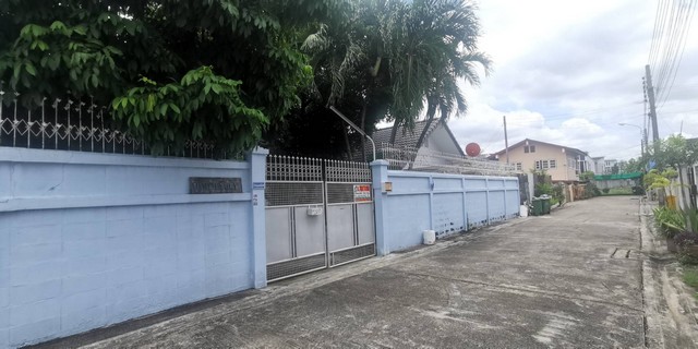 บ้าน ด่วน.. ขายถูกมาก ขนาดเท่ากับ 983 ตร.ว. 13500000 - ใกล้กับ ใกล้โรงพยาบาลสินแพทย์รามอินทรา โรงพยาบาลอินทรารัตน์ โรงพยาบาลพญาไทนวมินทร์ สนามกอล์ฟปัญญาอินทรา พร้อมให้คุณได้จับจอง ใกล้ถนนแค่ 150 เมตร ราคาถูกมาก มีสระว่ายน้ำ