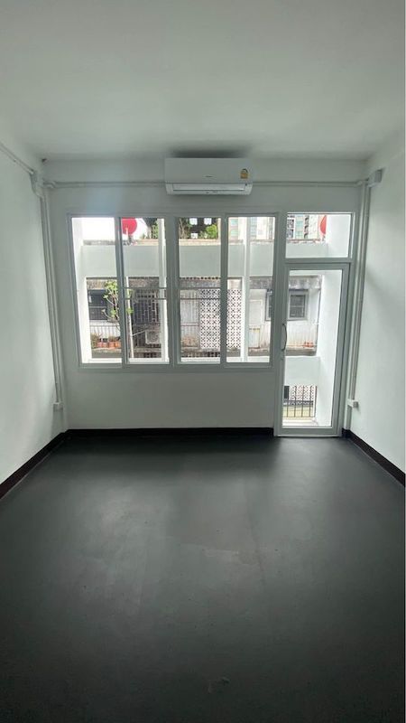 BH2468 ให้เช่าตึกแถว อาคาร 3ชั้น มี 2 ห้อง นอน และ 3 ห้อง น้ำ ใน ซอย 18 ถ. จันทน์ สาทร. ใกล้ ๆ ถนน นราธิวาสราชนครินทร์