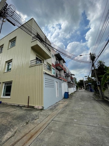 ให้เช่าอาคารพาณิชย์ 3 ชั้น 160 ตรม. ติดถนนคลองลำเจียก ด้านหลังติดซอยคลองลำเจียก 29 ติดเลียบทางด่วนรามอินทรา และเกษตรนวมินทร์