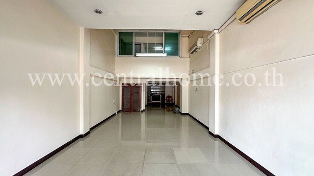 อาคารพาณิชย์ ติดถนนติวานนท์ ฝั่งขาออก แนวรถไฟฟ้าสีชมพู รีโนเวทใหม่ เหมาะทำเลธุรกิจ