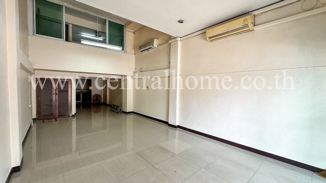 อาคารพาณิชย์ ติดถนนติวานนท์ ฝั่งขาออก แนวรถไฟฟ้าสีชมพู รีโนเวทใหม่ เหมาะทำเลธุรกิจ