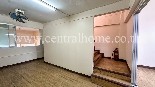 อาคารพาณิชย์ ติดถนนติวานนท์ ฝั่งขาออก แนวรถไฟฟ้าสีชมพู รีโนเวทใหม่ เหมาะทำเลธุรกิจ