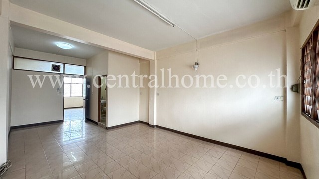 อาคารพาณิชย์ ติดถนนติวานนท์ ฝั่งขาออก แนวรถไฟฟ้าสีชมพู รีโนเวทใหม่ เหมาะทำเลธุรกิจ