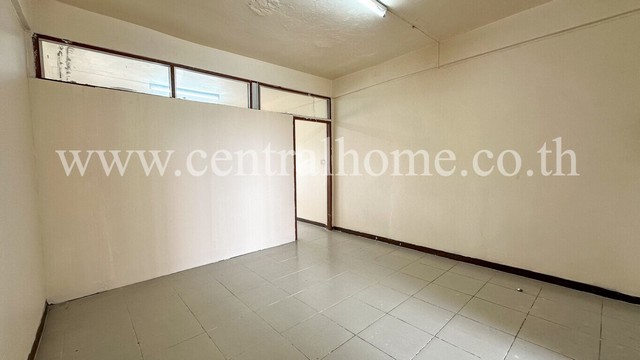 อาคารพาณิชย์ ติดถนนติวานนท์ ฝั่งขาออก แนวรถไฟฟ้าสีชมพู รีโนเวทใหม่ เหมาะทำเลธุรกิจ