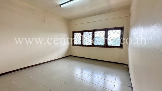 อาคารพาณิชย์ ติดถนนติวานนท์ ฝั่งขาออก แนวรถไฟฟ้าสีชมพู รีโนเวทใหม่ เหมาะทำเลธุรกิจ