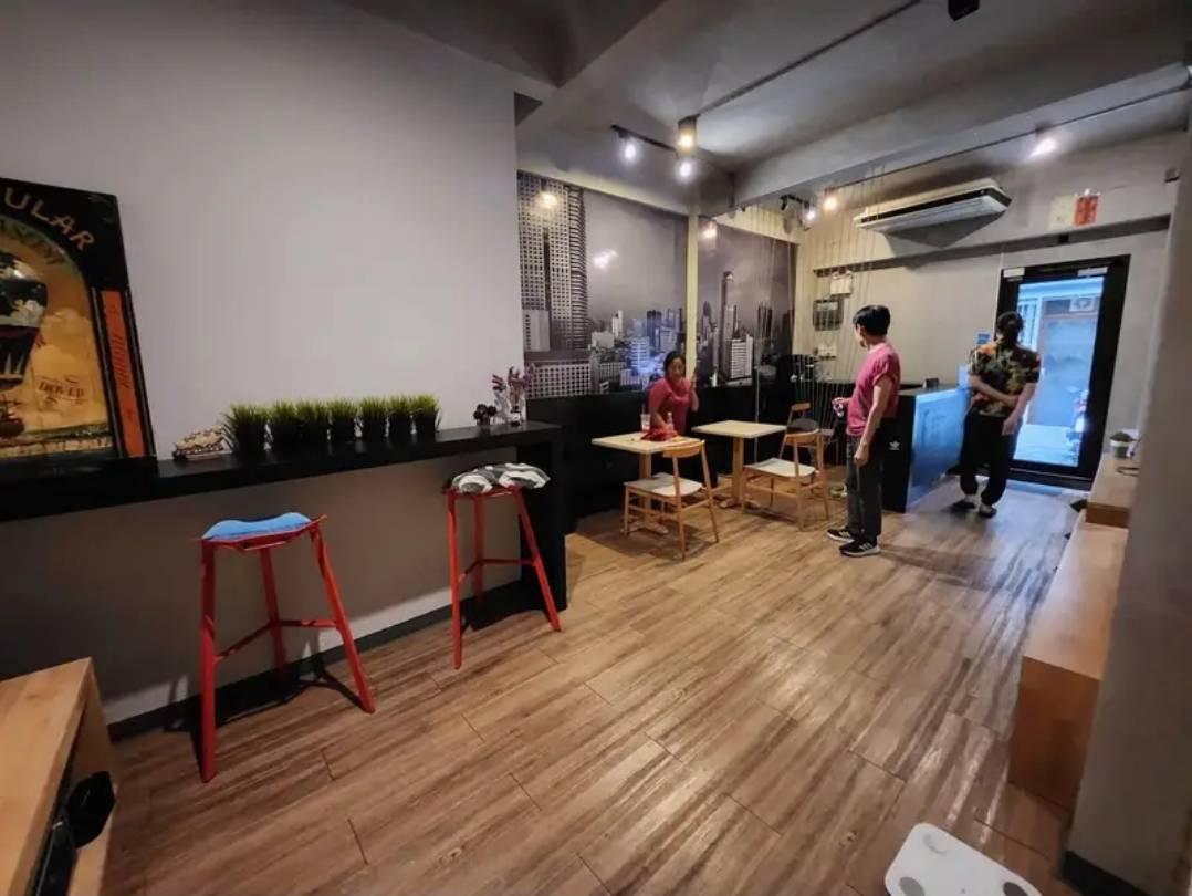 ให้เช่า อาคารพาณิชย์ 4 ชั้น 4 คูหาตีทะลุกัน เนื้อที่ 42 ตารางวา  ใกล้บีทีเอส สุรศักดิ์ ถนนปั้น สีลม