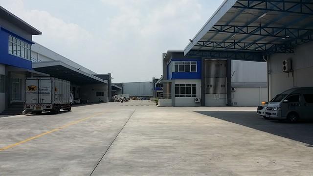 ให้เช่าโกดังคลังสินค้าพร้อมสำนักงาน พื้นที่ใช้สอย 2,880 ตรม. ความสูง 10 เมตร ไฟ 3 เฟส ติดถนนคลองส่งน้ำ บางนาตราด กม19 
