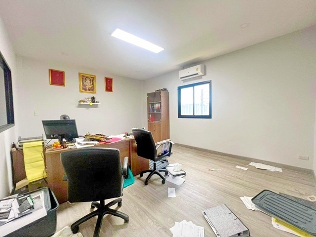 โกดังและสำนักงานพร้อม ให้เช่า 2 ชั้น ใบขออนุญาติถูกต้อง 200ตรว. 410ตรม. 2ห้อง 8น้ำ 10จอดรถ 20แอร์ วัดลาดหลุมแก้ว 3 กม. 