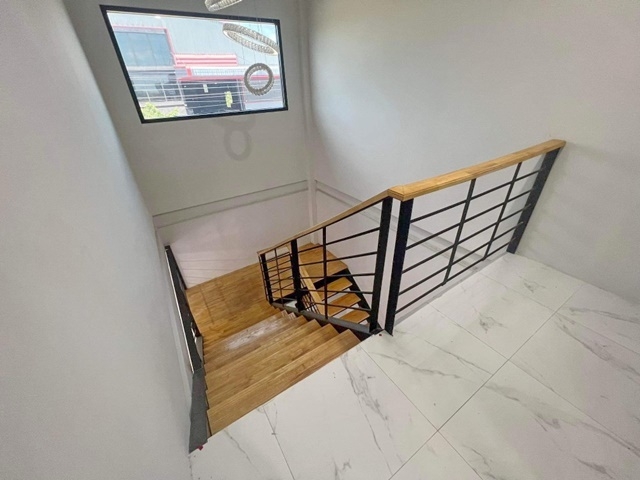 โกดังและสำนักงานพร้อม ให้เช่า 2 ชั้น ใบขออนุญาติถูกต้อง 200ตรว. 410ตรม. 2ห้อง 8น้ำ 10จอดรถ 20แอร์ วัดลาดหลุมแก้ว 3 กม. 