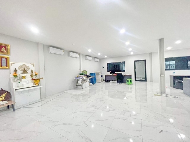 วัดลาดหลุมแก้ว 3 กม.ให้เช่า 2 ชั้นใบขออนุญาติถูกต้อง 210ตรว. 412ตรม. 2ห้อง 8น้ำ 10จอดรถ 20แอร์ โกดังและสำนักงานพร้อม