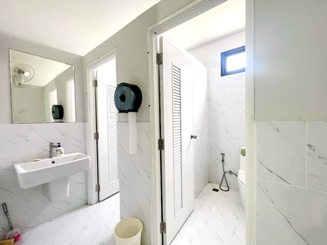 วัดลาดหลุมแก้ว 3 กม.ให้เช่า 2 ชั้นใบขออนุญาติถูกต้อง 210ตรว. 412ตรม. 2ห้อง 8น้ำ 10จอดรถ 20แอร์ โกดังและสำนักงานพร้อม