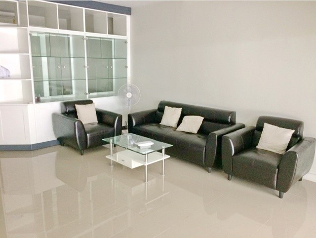 MRTศรีเอี่ยม 1กม ลาซาล 22ตรว. ทาวน์โฮมทำเลสวย บ้าน 3 ชั้น  เฟอร์ครบ 4นอน 4น้ำ 2จอดรถ 4แอร์