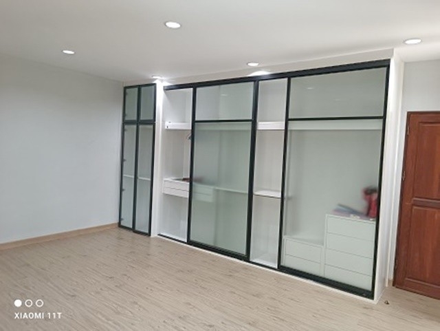 นวมินทร์-แฮปปี้แลนด์ ให้เช่าทาวน์โฮม 2 ชั้น เดอะมอลล์ บางกะปิ 24ตรว. 17,999B-M 2นอน 2น้ำ 2จอดรถ 2แอร์