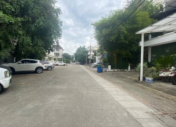 ให้เช่าและขายโฮมออฟฟิศ 4 ชั้น ถนนศรีวรา ทาวน์อินทาวน์ ใกล้เลียบทางด่วน