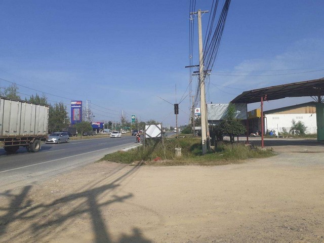 ขายที่ดินพร้อมสิ่งปลูกสร้าง  1-1-83  ไร่ ติดถนนเศรษฐกิจ ถนนมิตรภาพขาเข้าเมือง นครราชสีมา   ZE545