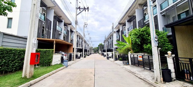 Townhome ทาวน์ อเวนิว เมิร์จ รัตนาธิเบศร์ 0 ไร่ 0 งาน 20 sq.wa  3500000 B. ใกล้กับ ใกล้แหล่งชุมชนมากมาย ใกล้รถไฟฟ้าสายสีม่วงสถานีสามแยกบางใหญ่ ใกล้วัดมะเดื่อ ใกล้เซ็นทรัลเวสเกต ใกล้เซ็นทรัลรัตนาธิเบศร์ ราคาคุ้ม ขายด่วน ขายขาดทุน ราคาทุน 4 ล้านบาท ราคานี้เ