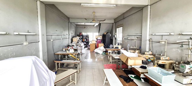 ตึก - พื้นที่เท่ากับ 34 sq.wa 0 งาน 0 ไร่ 14590000 THAI BAHT ใกล้กับ ใกล้แหล่งชุมชนมากมาย ตัวอาคารอยู่ต้นถนนพุทธมณฑลสาย 3 อยู่ใกล้ถนนบรมราชชนนีเพียง 300 เมตร ทั้งยังใกล้ถนนพุทธมณฑลสาย 1 สาย 2 สาย 4 ใกล้ถนนอักษะ ใกล้โรงเรียนอัสสัมชัญธนบุรี โรงเรียนสารสาสน์