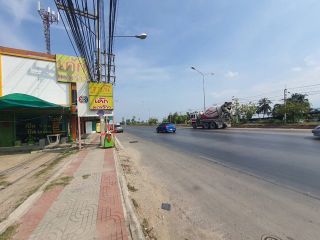 ขายถูกที่ดินเปล่าทำเลทอง ติดถนนใหญ่ บนถนนเพชรเกษม นครชัยศรี นครปฐม เนื้อที่ 76-0-7 ไร่ ทำเลดี แหล่งชุมชน ใกล้ กฤษดา ซิตี้ กอล์ฟ ฮิลล์
