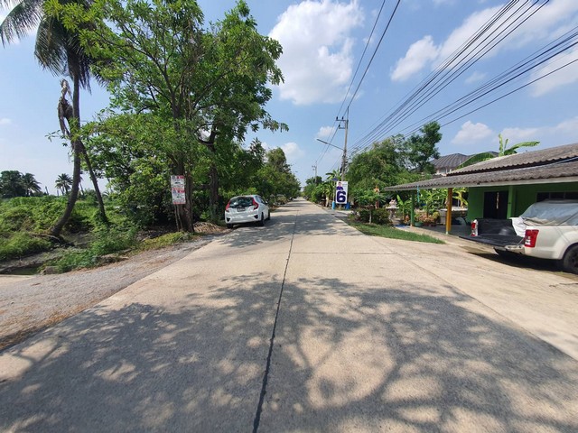 ขายที่ดินสี่เหลี่ยมผืนผ้า จากถนน 300 เมตร แถวพุทธมณฑลสาย 8  เนื้อที่ 8-3-27.1 ไร่ ทำเลดี  ใกล้สนามกอล์ฟ กฤษดานคร ซิตี้กอล์ฟ