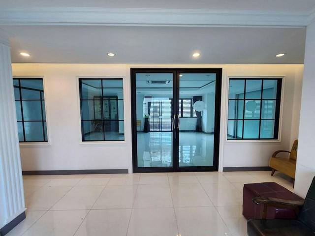 BS712 ขายบ้านเดี่ยว2หลังติดกัน เป็นโฮมออฟฟิศ 4ชั้น ซอยรามอินทรา 40 ติดถนนเลียบทางด่วนเอกมัย - รามอินทรา