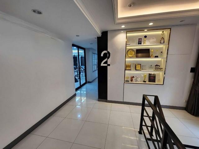 BS712 ขายบ้านเดี่ยว2หลังติดกัน เป็นโฮมออฟฟิศ 4ชั้น ซอยรามอินทรา 40 ติดถนนเลียบทางด่วนเอกมัย - รามอินทรา