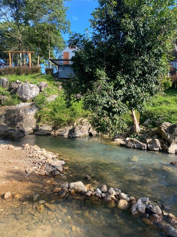 ขายที่ดินพร้อมสิ่งปลูกสร้าง แหล่งท่องเที่ยวชะอม(บึงไม้)ด่วนๆ ติดลำธารขนาด 2 ไร่เต็ม