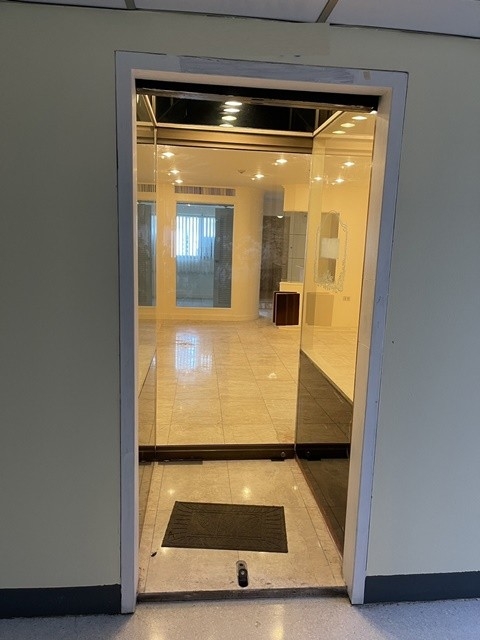 ขายถูกสุด BTS สุรศักดิ์ อาคาร ITFสีลม พาเลส   ห้องเปล่าสวย มูลี่ใหม่ จดทะเบียนบริษัทได้ 3.95ลบ. 43ตร.ม.  1แอร์ จอดรถได้หลายคัน