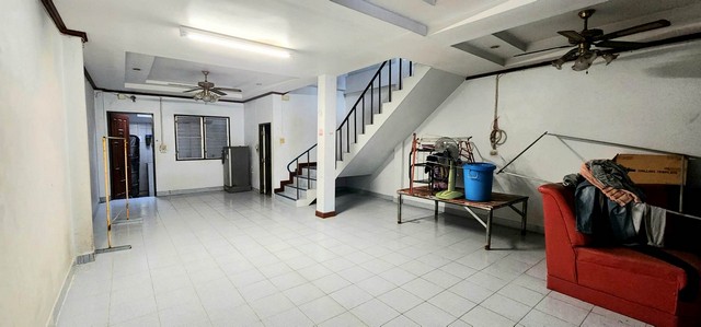 ทาวน์โฮม รุ่งทรัพย์สามัคคี   2650000 บาท  พ.ท. 30 ตารางวา สะดวกต่อการเดินทาง ภายในโครงการเงียบสงบ ตกแต่งด้วยพื้นกระเบื้องทั้ง 2 ชั้น ทำเลดี การเดินทางสะดวก ใกล้ถนนสามัคคี ถนนประชานิเวศน์ 3 ถนนประชาชื่น ถนนงามวงศ์วาน