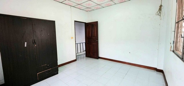 ทาวน์โฮม รุ่งทรัพย์สามัคคี   2650000 บาท  พ.ท. 30 ตารางวา สะดวกต่อการเดินทาง ภายในโครงการเงียบสงบ ตกแต่งด้วยพื้นกระเบื้องทั้ง 2 ชั้น ทำเลดี การเดินทางสะดวก ใกล้ถนนสามัคคี ถนนประชานิเวศน์ 3 ถนนประชาชื่น ถนนงามวงศ์วาน