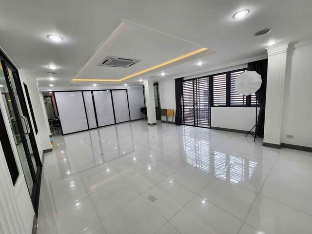 BS712 ขายบ้านเดี่ยว2หลังติดกัน เป็นโฮมออฟฟิศ 4ชั้น ซอยรามอินทรา 40 ติดถนนเลียบทางด่วนเอกมัย - รามอินทรา