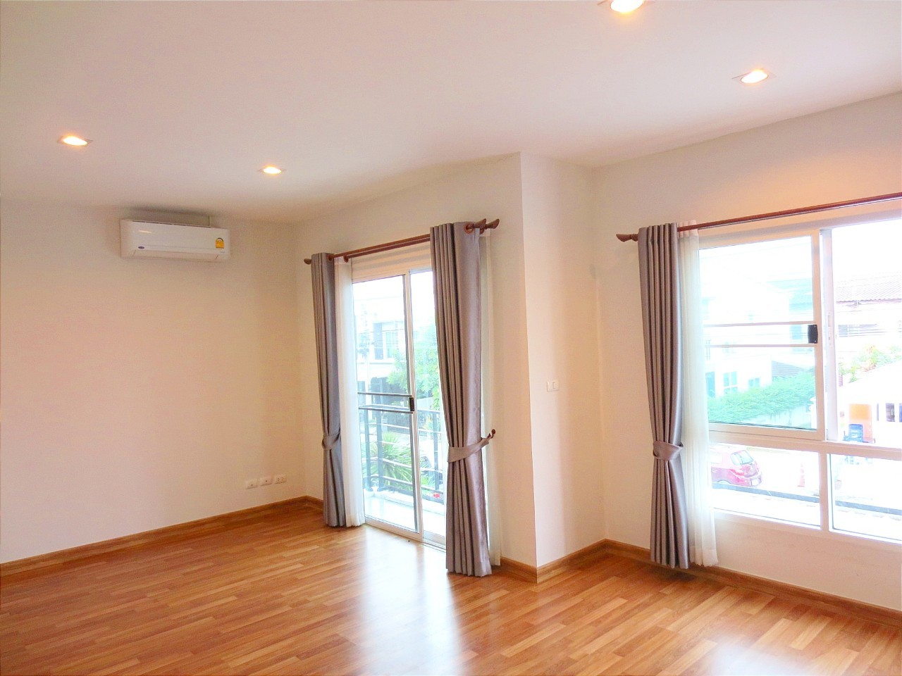 ขายด่วน ทาวน์โฮม 2 ชั้น เดอะทรัสต์ ทาวน์ รังสิต-คลอง1 The Trust Town Rangsit-Klong1 หลังมุม 35.2 ตร.ว 3 ห้องนอน 2 ห้องน้ำ เดินทางสะดวก ใกล้ฟิวเจอร์ Future Park Rangsit  ปันสิริ 0823379784