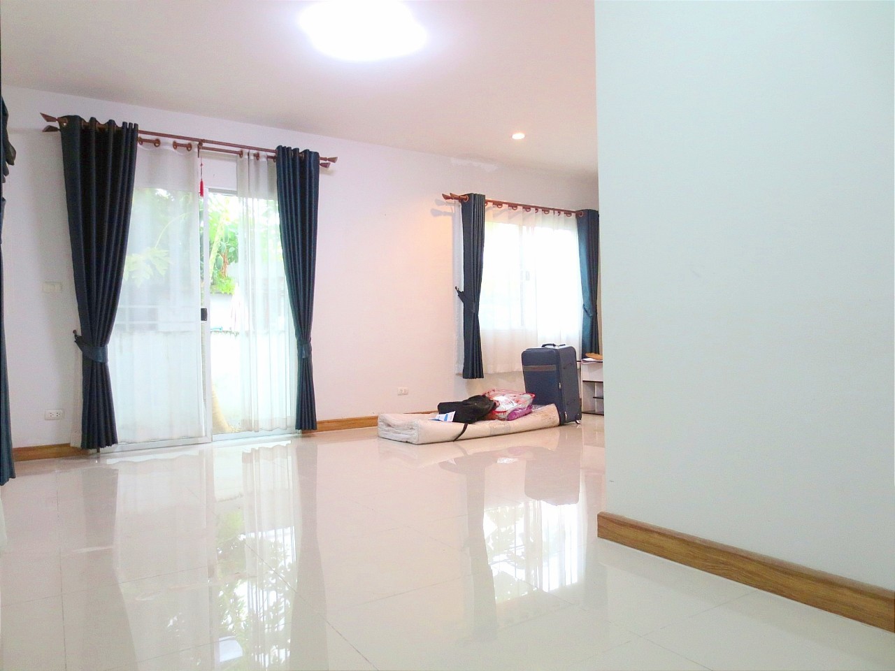 ขายด่วน ทาวน์โฮม 2 ชั้น เดอะทรัสต์ ทาวน์ รังสิต-คลอง1 The Trust Town Rangsit-Klong1 หลังมุม 35.2 ตร.ว 3 ห้องนอน 2 ห้องน้ำ เดินทางสะดวก ใกล้ฟิวเจอร์ Future Park Rangsit  ปันสิริ 0823379784