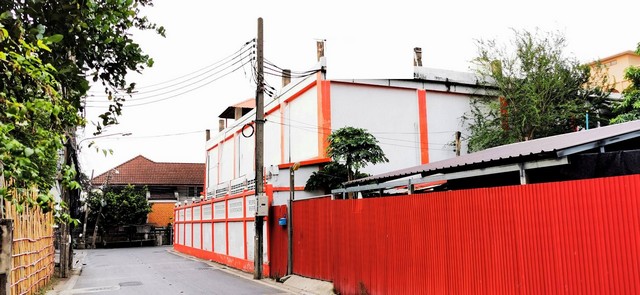 โรงงาน - 6 Bedroom พื้นที่เท่ากับ 301 ตรว. 29000000 BAHT.   สะอาด แบ่งเป็น 2 ฝั่ง ฝั่งละ 2 ห้อง มี 4 ห้องน้ำ แอร์ 1 ตัว เป็นโกดังเก็บของ และมีออฟฟิศสำนักงาน พร้อมโรงงาน เป็นพื้นที่ทำเลดี เหมาะแก่การลงทุน ห่างจากปากซอยติวานนท์ 24 (ซอยเทพพนม) เพียง 600 เมตร