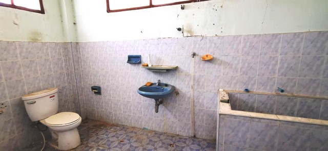 โรงงาน - 6 Bedroom พื้นที่เท่ากับ 301 ตรว. 29000000 BAHT.   สะอาด แบ่งเป็น 2 ฝั่ง ฝั่งละ 2 ห้อง มี 4 ห้องน้ำ แอร์ 1 ตัว เป็นโกดังเก็บของ และมีออฟฟิศสำนักงาน พร้อมโรงงาน เป็นพื้นที่ทำเลดี เหมาะแก่การลงทุน ห่างจากปากซอยติวานนท์ 24 (ซอยเทพพนม) เพียง 600 เมตร