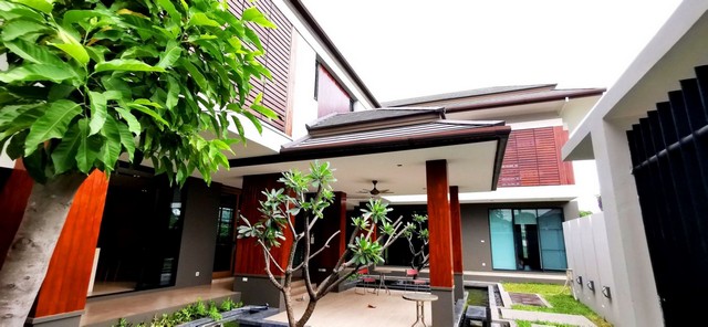 บ้าน บ้านฟ้าลากูน 182 Square Wah 8 ห้องนอน ใกล้ ใกล้ฟิวเจอร์พาร์ครังสิต โฮมโปร เมเจอร์ โรงพยาบาลเปาโล โลตัสรังสิต การเดินทางสะดวก ใกล้แหล่งชุมชนมากมาย ห่างจากถนนรังสิตประมาณ 80 เมตร (บ้านเดี่ยวมือสอง) ทำเลน่าอยู่ หลังบ้านติดคลอง กว้าง 21 เมตร หน้าบ้านกว้า