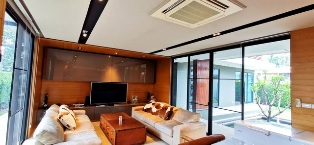 บ้าน บ้านฟ้าลากูน 182 Square Wah 8 ห้องนอน ใกล้ ใกล้ฟิวเจอร์พาร์ครังสิต โฮมโปร เมเจอร์ โรงพยาบาลเปาโล โลตัสรังสิต การเดินทางสะดวก ใกล้แหล่งชุมชนมากมาย ห่างจากถนนรังสิตประมาณ 80 เมตร (บ้านเดี่ยวมือสอง) ทำเลน่าอยู่ หลังบ้านติดคลอง กว้าง 21 เมตร หน้าบ้านกว้า