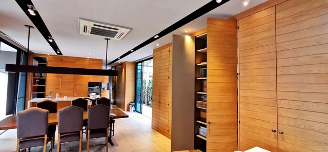 บ้าน บ้านฟ้าลากูน 182 Square Wah 8 ห้องนอน ใกล้ ใกล้ฟิวเจอร์พาร์ครังสิต โฮมโปร เมเจอร์ โรงพยาบาลเปาโล โลตัสรังสิต การเดินทางสะดวก ใกล้แหล่งชุมชนมากมาย ห่างจากถนนรังสิตประมาณ 80 เมตร (บ้านเดี่ยวมือสอง) ทำเลน่าอยู่ หลังบ้านติดคลอง กว้าง 21 เมตร หน้าบ้านกว้า